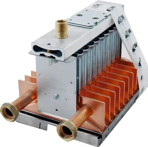 Gasbrenner von Wolf mit mehreren Kupferrohren und Aluminiumfinnen. Das Gerät verfügt über Anschlüsse für Gasleitungen und ist für spezifische Anwendungen im Heizbereich ausgelegt.